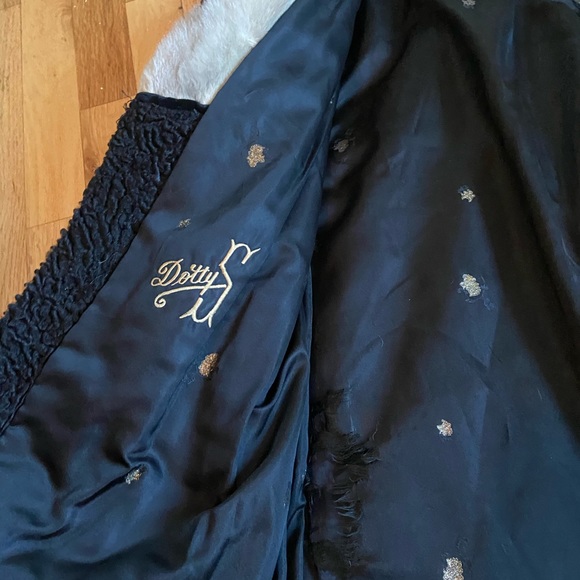 A custom made black vintage fur coat. - Picture 4 of 4